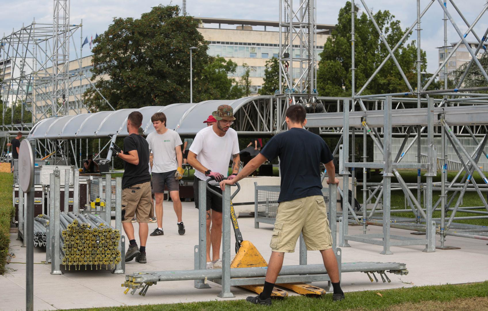 Šest dana prije svečanog događaja počele su i pripreme postavljanja pozornice, koja će se nalaziti s lijeve i desne strane Vukovarske ulice kod koncertne dvorane Lisinski i Zagrebačkih fontana.