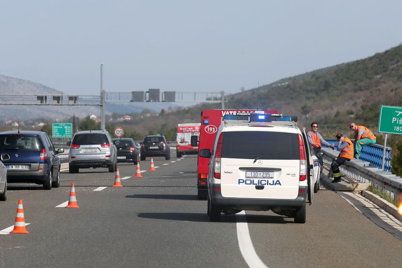 Vrpolje: Sanitetsko vozilo prevrnulo se na autocesti A1, dvije osobe ozlije?ene