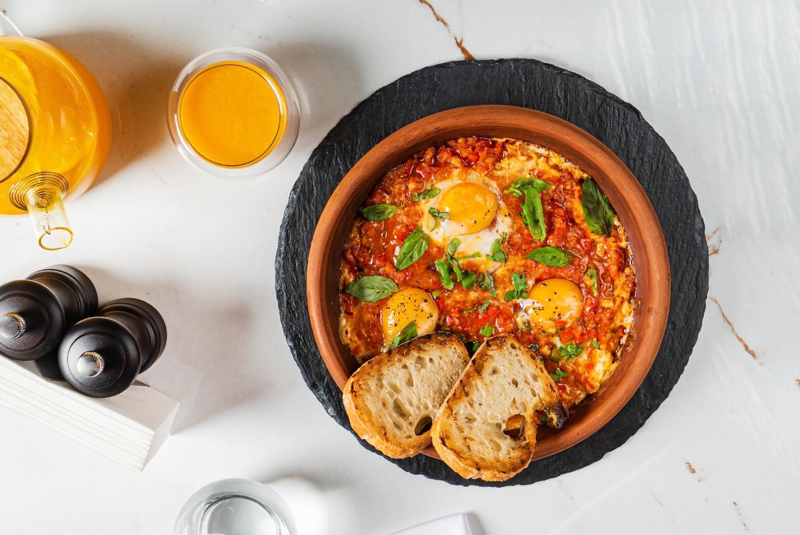 Vrlo začinjena/ljuta hrana: Čili, jaka sriracha ili pikantni umaci na prazan želudac mogu pojačati lučenje kiseline i nadražiti želučanu stijenku. Rezultat su žarenje, težina u želucu i, kod osjetljivih ososba, refluks koji se vraća cijelo jutro. Ljuto je lakše podnijeti kada je u sendviču s proteinskom bazom ili uz jaja i povrće.