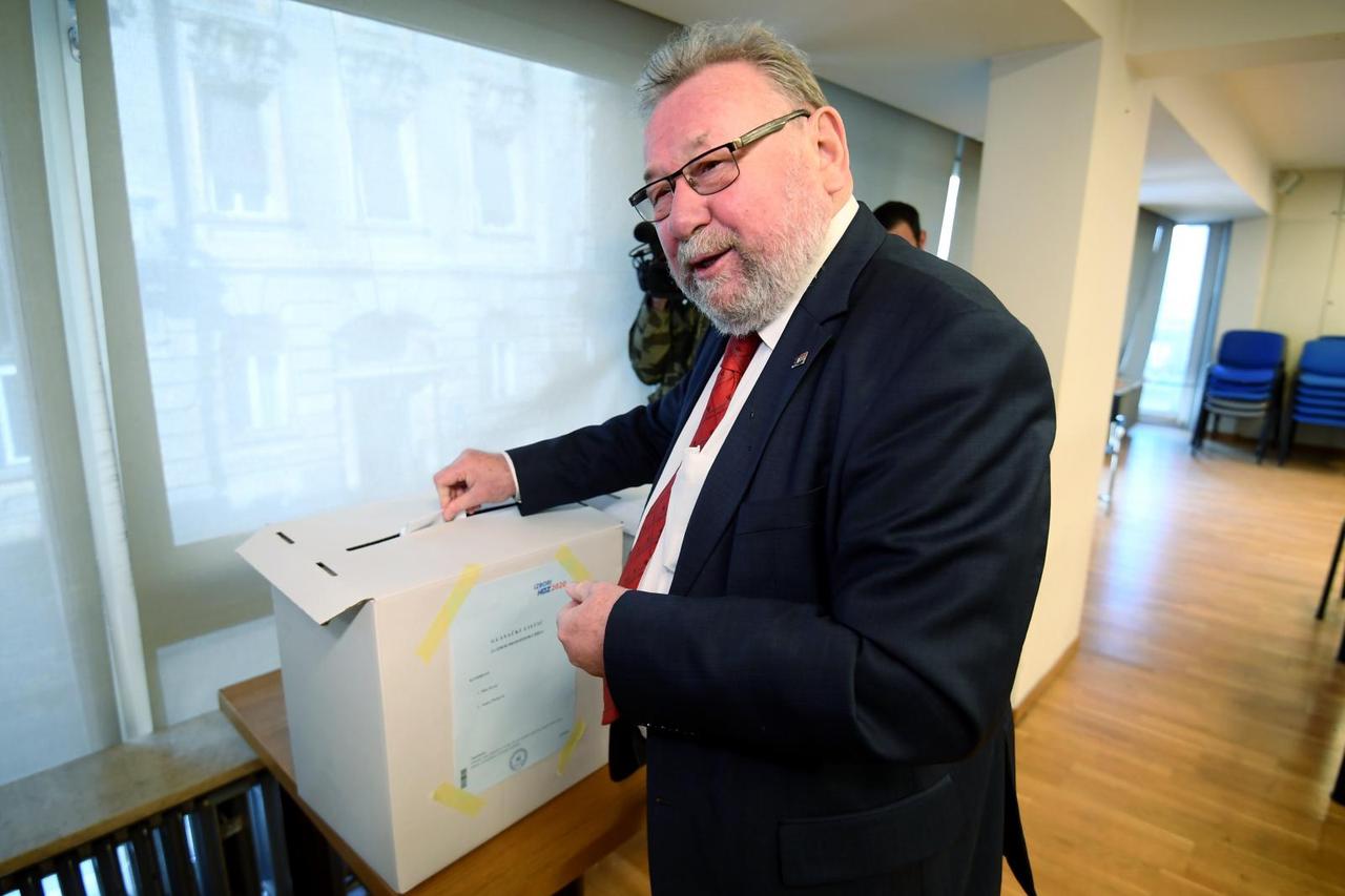 Zagreb: Vladimir Šeks glasao na unutarstranačkim izborima
