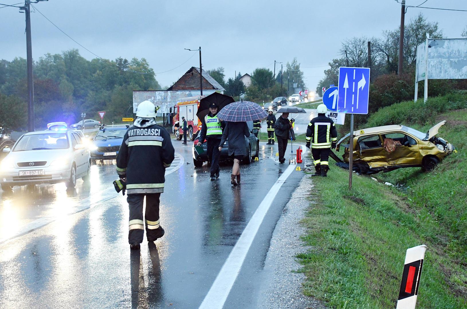 10.10.2021., Zazina - U prometnoj nesreci koja se oko 16,35 sati dogodila na drzavnoj cesti Sisak-Zagreb sudjelovala su dva osobna automobila, pri cemu je jedna osoba poginula. Policija obavlja ocevid

