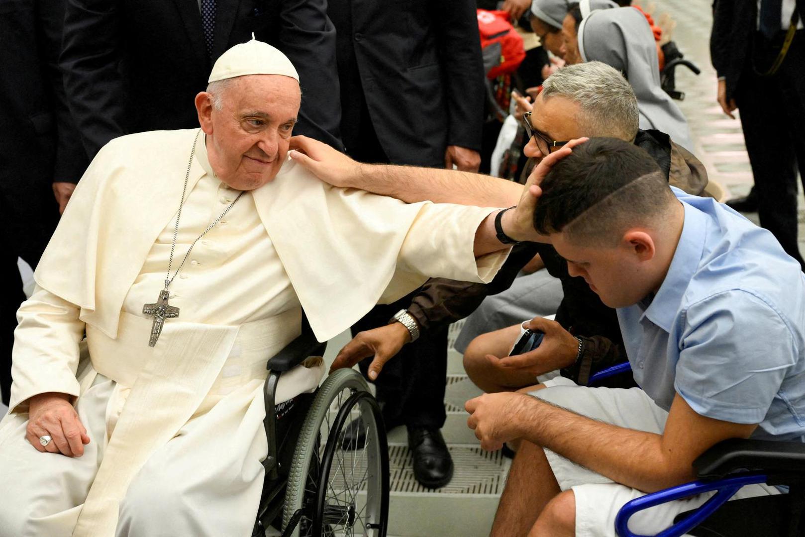 Papa Franjo brzo je počeo preispitivati brutalnu ekonomiju slobodnog tržišta, rekao je da bi se Crkva trebala ispričati homoseksualcima umjesto da im sudi te je, među ostalim, usporedio europske centre za pritvaranje migranata s koncentracijskim logorima.