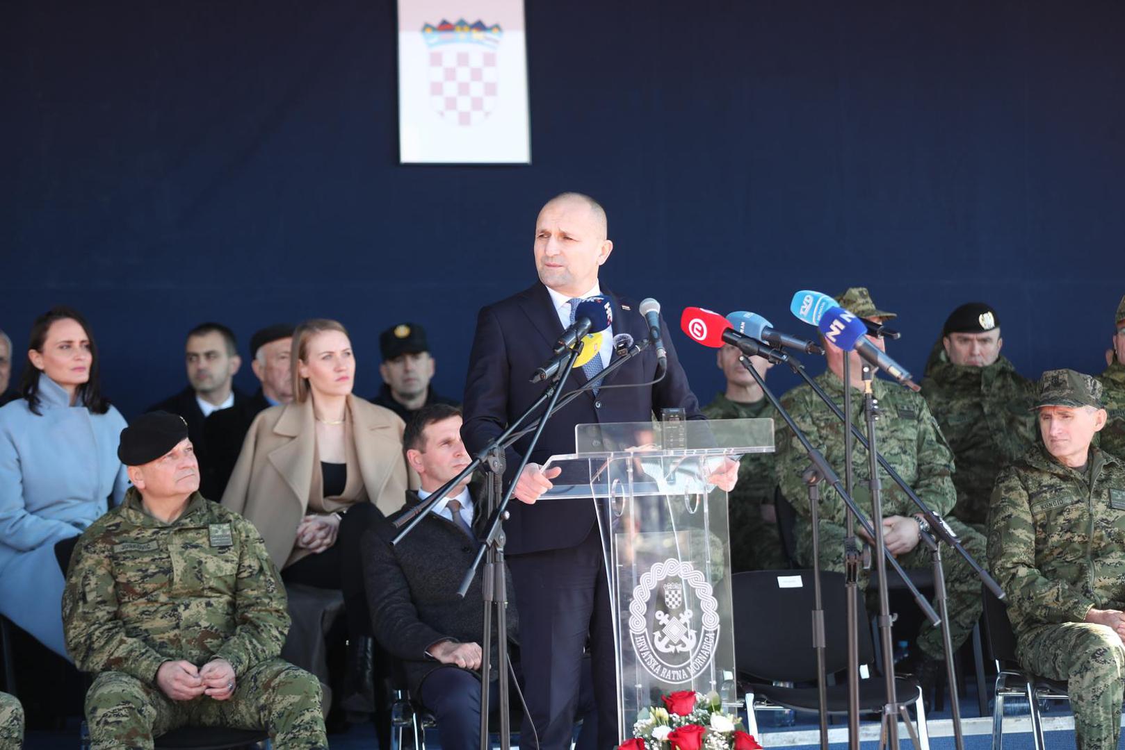 Brod posjeduje i dvije teške strojnice Browning 12,7 mm te četiri ručno-prijenosna protuzračna raketna sustava.