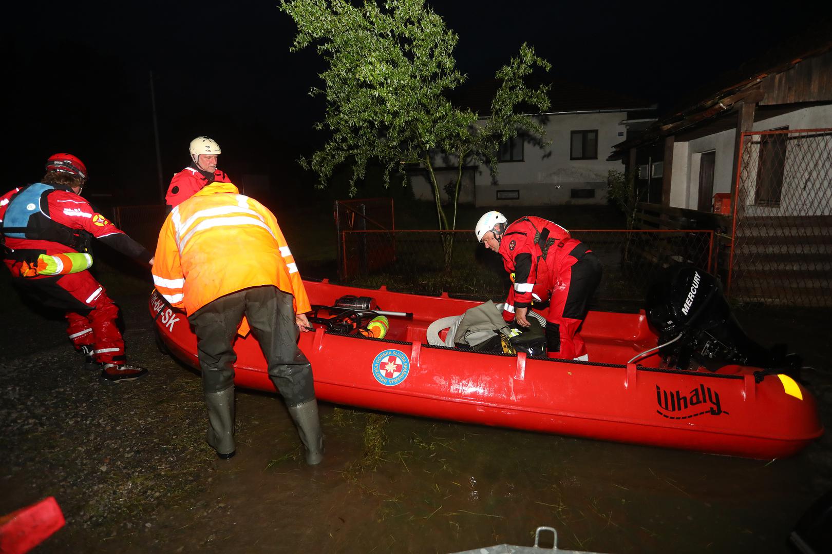 16.05.2023., Duga Resa - Zbog visokog vodostaja rijeke Mreznice poplavljena su brojna naselja oko Duga Rese. U Gornjem Mrzlom Polju brojne kuce su odsjecene i nema struje. Vatrogasci i HGSS  ispumpavaju vodu iz podruma kuca i dovoze vrece sa pijeskom. Photo: Kristina Stedul Fabac/PIXSELL