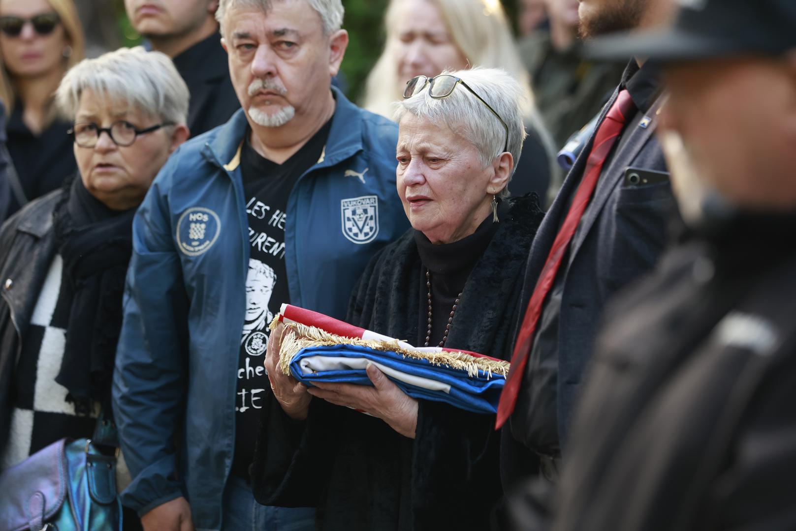 Tomo Medved je prvi upisao svoje ime u knjigu žalosti na Memorijalnom groblju žrtava Domovinskog rata, dok je majka Nicoliera, Lyliane, s bratom Paulom i rodbinom došla pred lijes i poklonila se svome sinu.