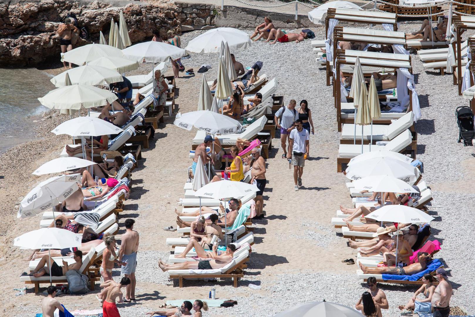Oni koji su se zatekli u gradu bježali su u hlad i tražili predah od jakog sunca, dok je na plažama potpuno drugačija atmosfera – sunčanje, kupanje, uživanje i osvježenje, svatko na svoj način.
