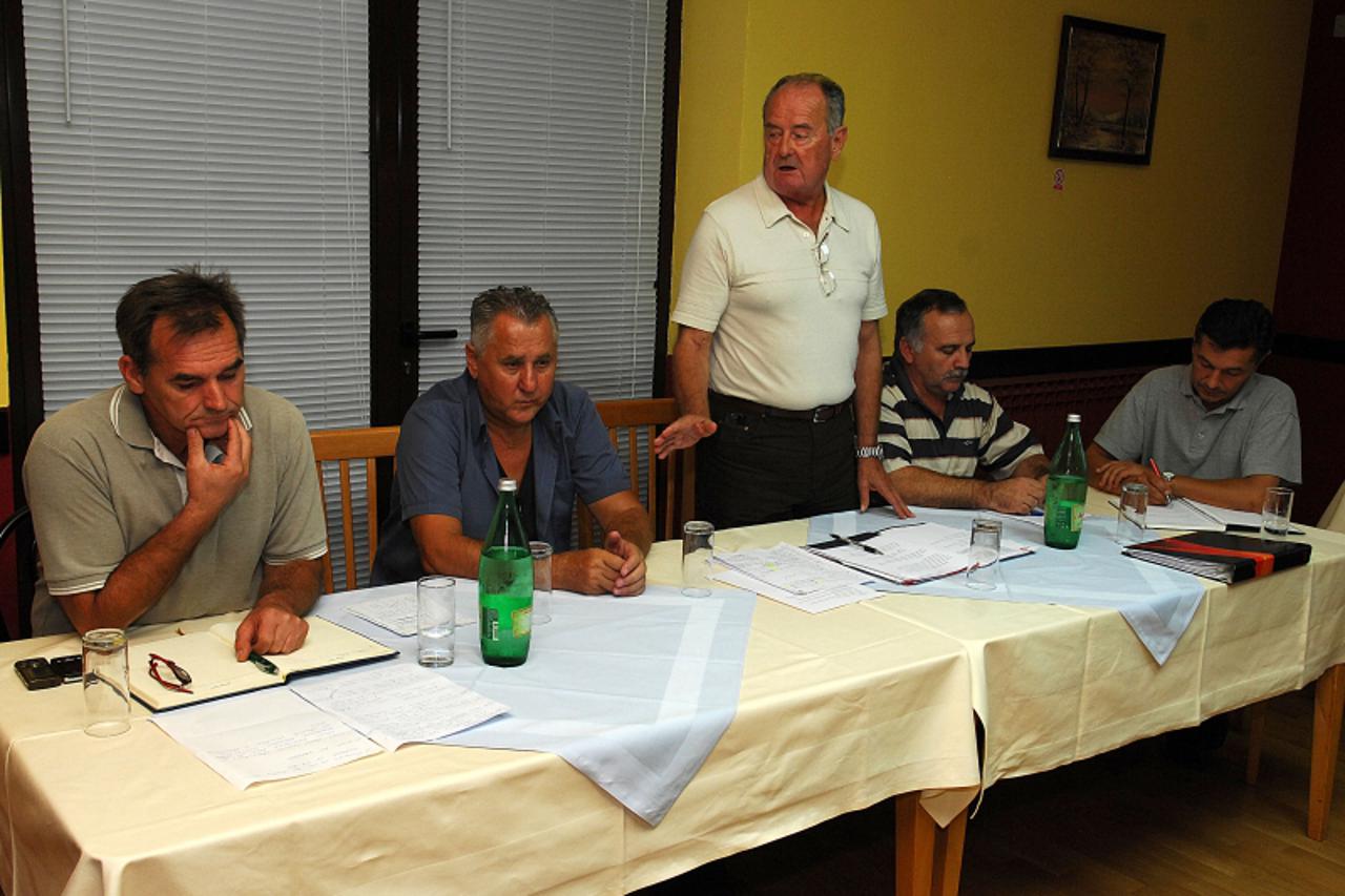 'za sport.....30. 09.. 2009. nk blato/stara karlovacka/sastanak niz\\u009Eerazrednih nogometnih klubova koji su nezadovoljni raspodjelom novca od Zagrebackog sportskog saveza/miljenko todoric, vlado p