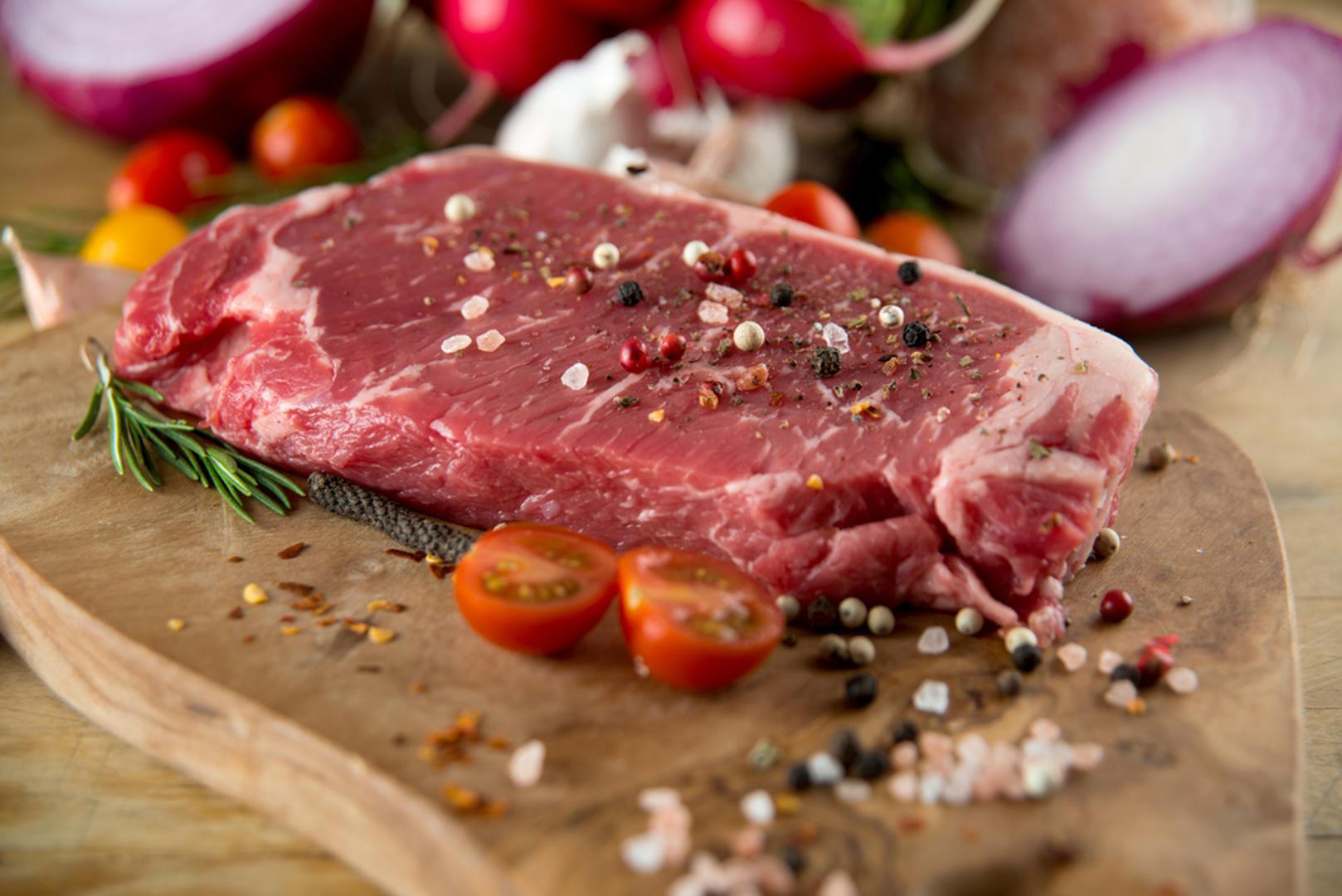 Crveno meso – Iako je crveno meso često povezano samo s bolestima srca, ono povećava i rizik od razvijanja dijabetesa. Ako svaki dan na jelovniku imate crveno meso, šanse da će te oboljeti od dijabetesa tipa 2 veće su za 19 posto.