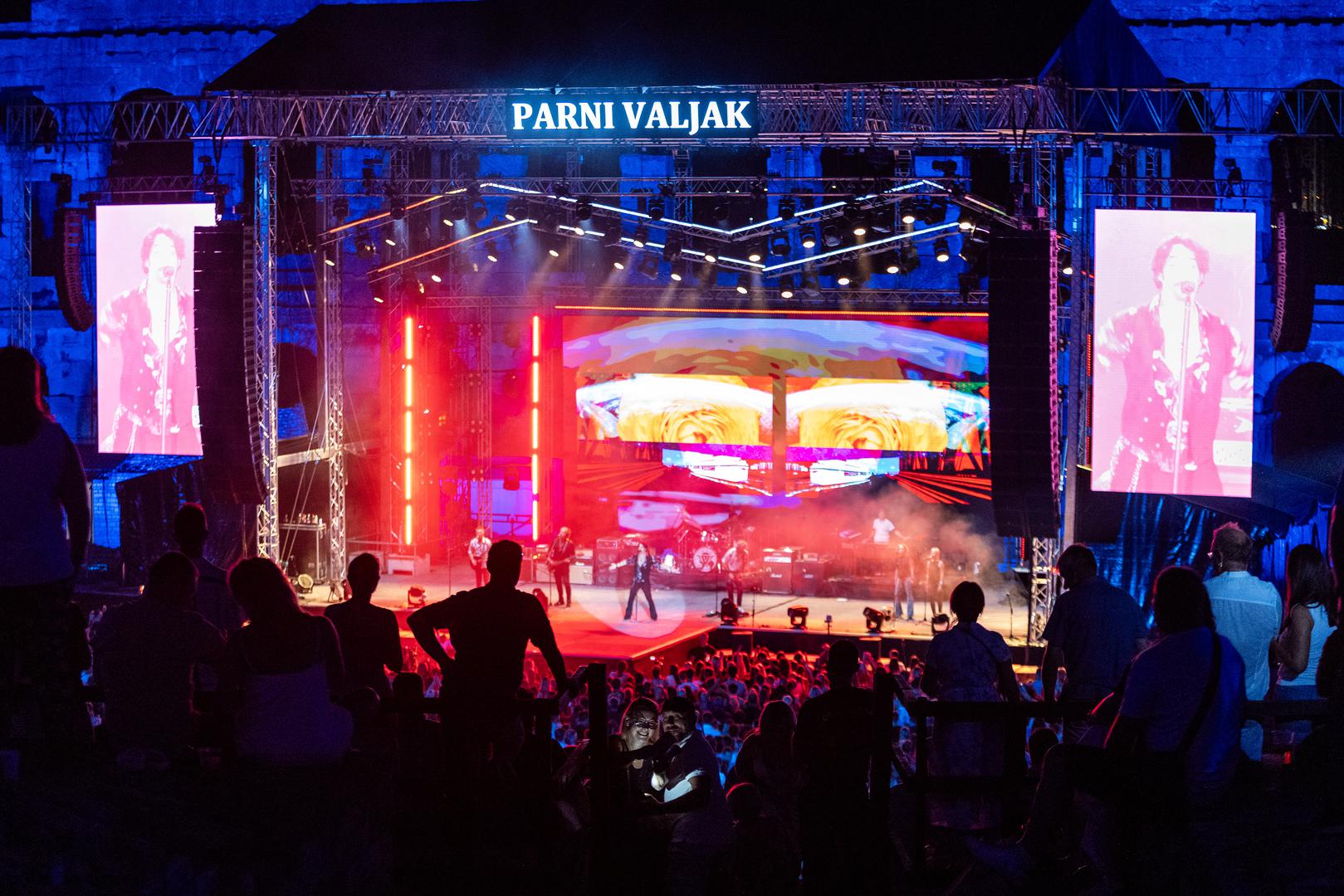 Vizualna raskoš i impresivna produkcija dodatno su upotpunili dojam koncertne večeri – unikatni vizuali turneje “50” oživjeli su ambijent Arene i naglasili posebnu vezu benda s gradovima u kojima nastupaju. 