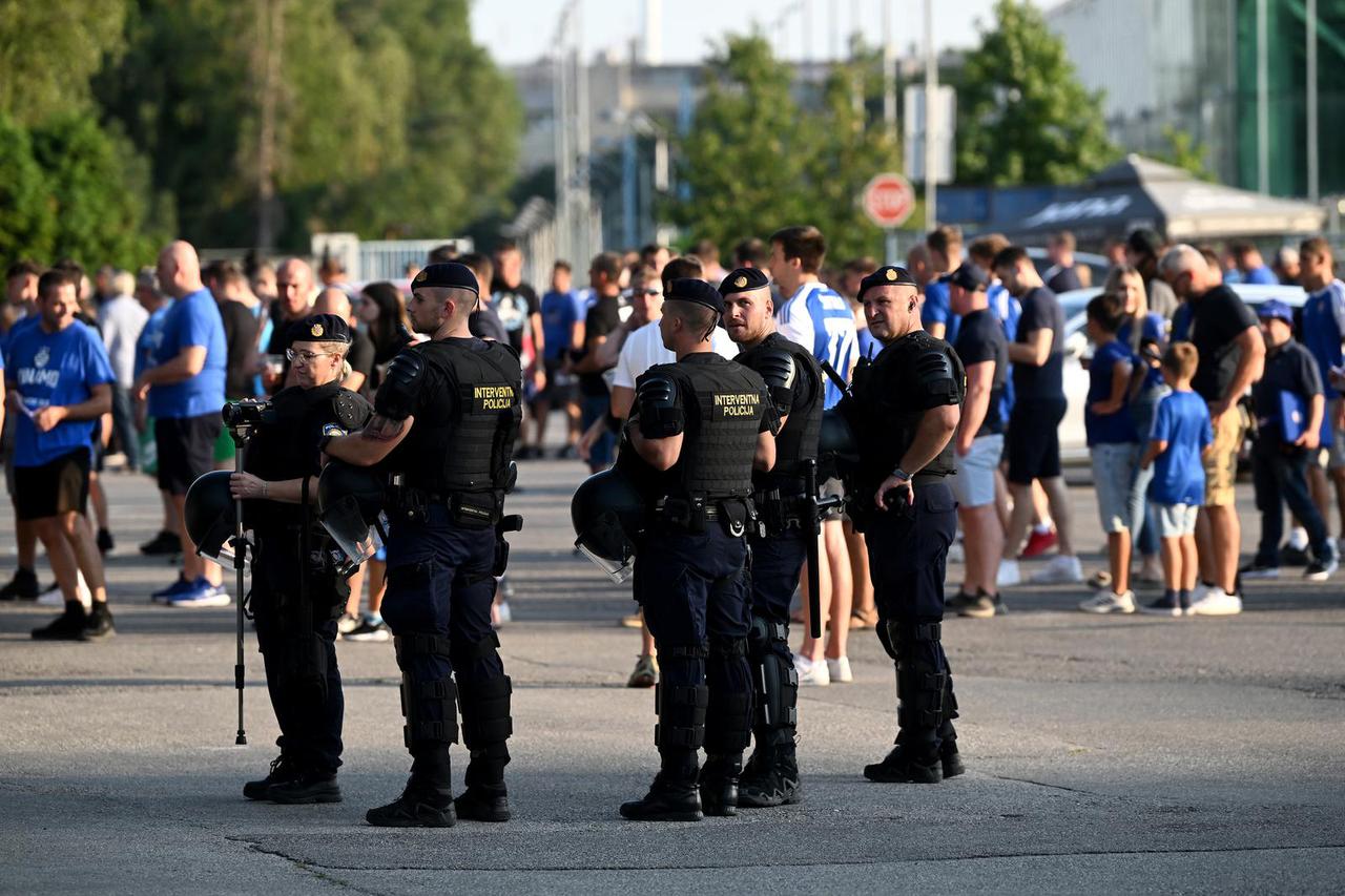Zagreb: Interventna policija pazi na sigurnost u blizini Dinamovog stadiona