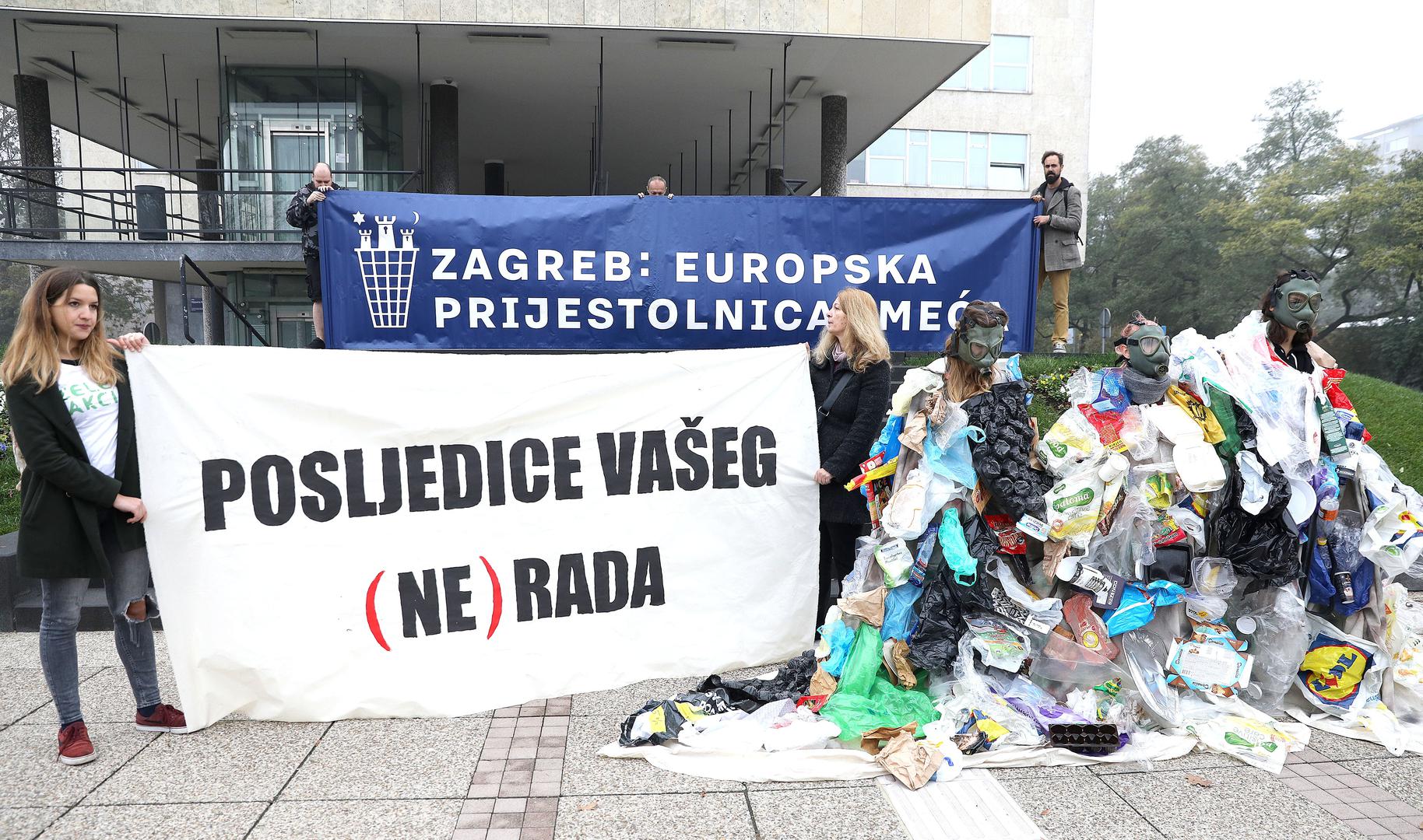 Na transparentima je pisalo "Zagreb: europska prijestolnica smeća" i "Posljedice vašeg (ne)rada".