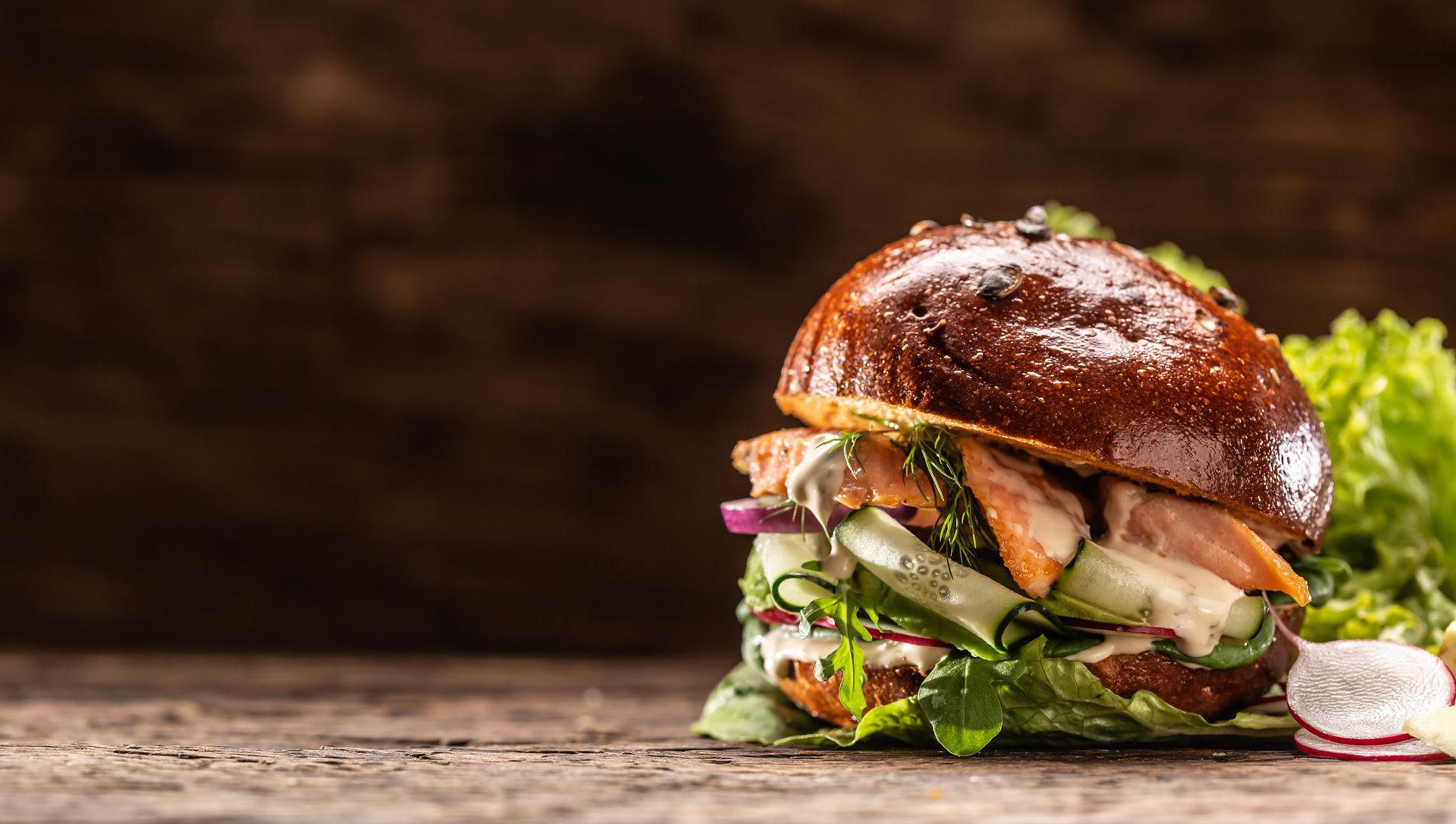 Ribe (19. veljače - 20. ožujka): Burger s lososom - Ribe vole sve što ih podsjeća na more. Rodriguez preporučuje burger od lososa s laganim umakom od kopra i jogurta. ‘Ovaj burger odražava njihovu povezanost s vodom i eteričnu prirodu’, kaže ona.