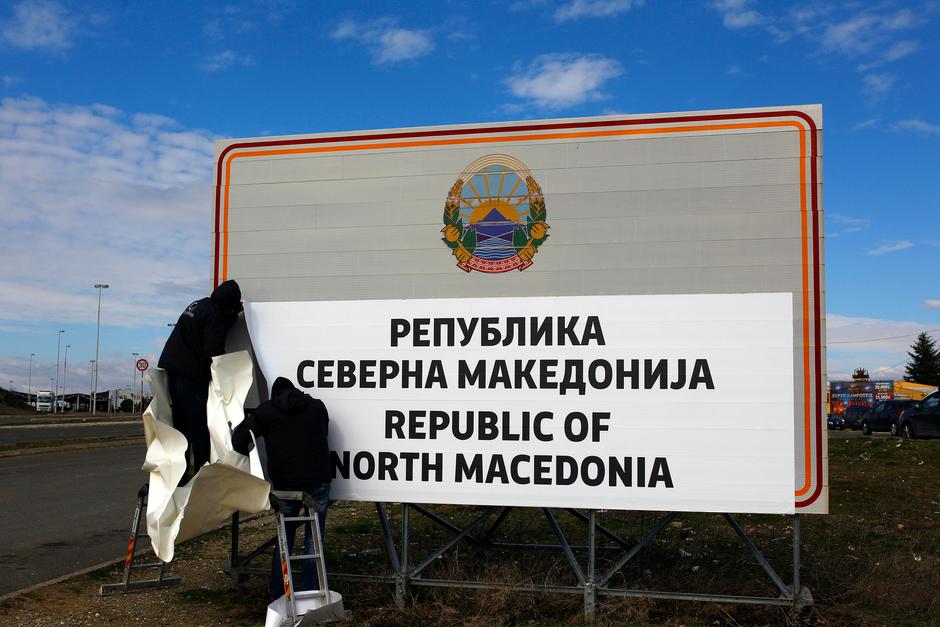 Postavljeni natpisi 'Dobrodošli u Sjevernu Makedoniju'