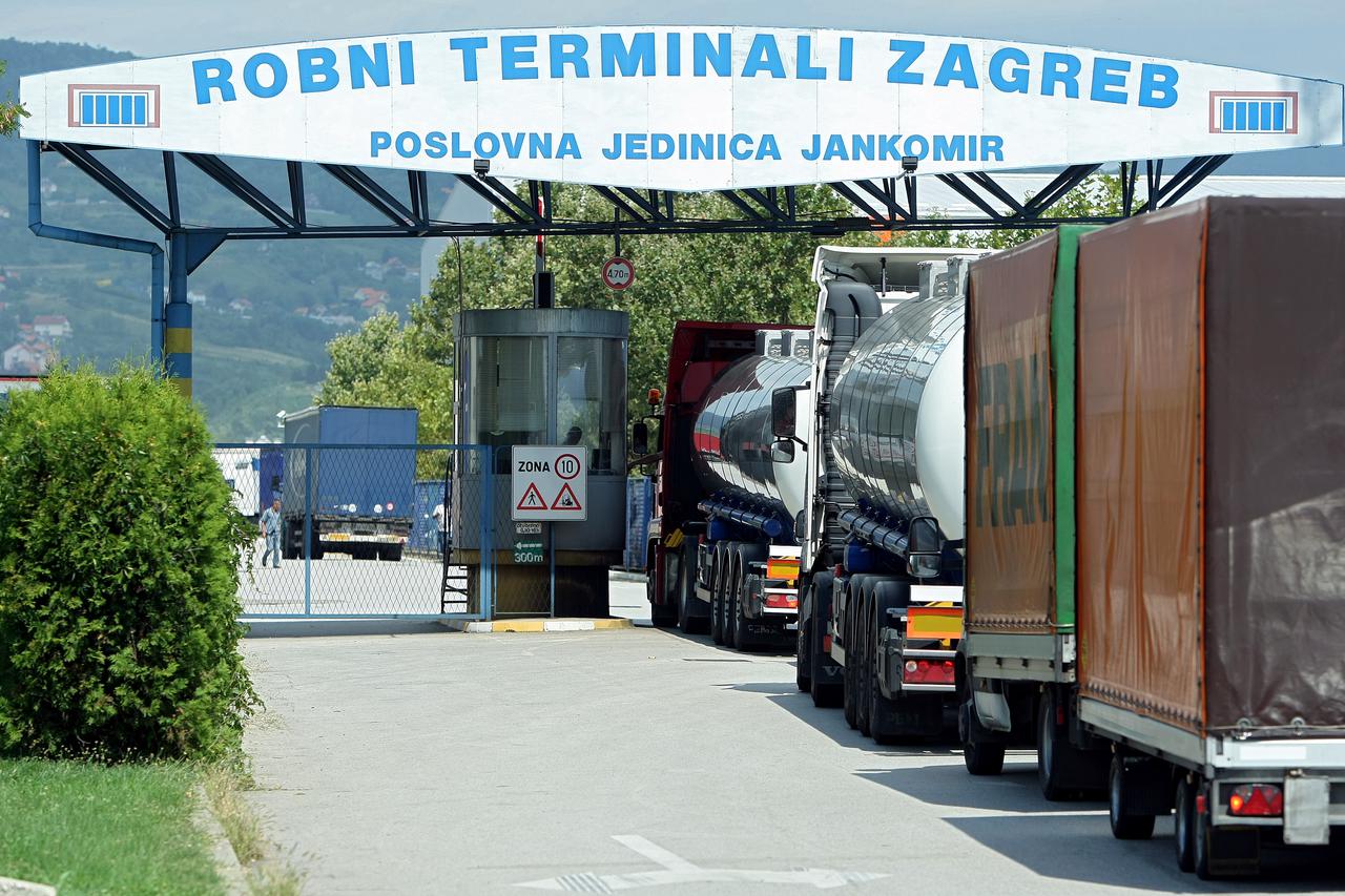 08.08.2011., Jankomir 25, Zagreb - Na ulazu u Robne terminale Zagreb poslovne jedinice Jankomir, stvorila se velika kolona kamiona. Neki vozaci kamiona cekaju na ulazak i nekoliko sati. Photo: Sanjin Strukic/PIXSELL