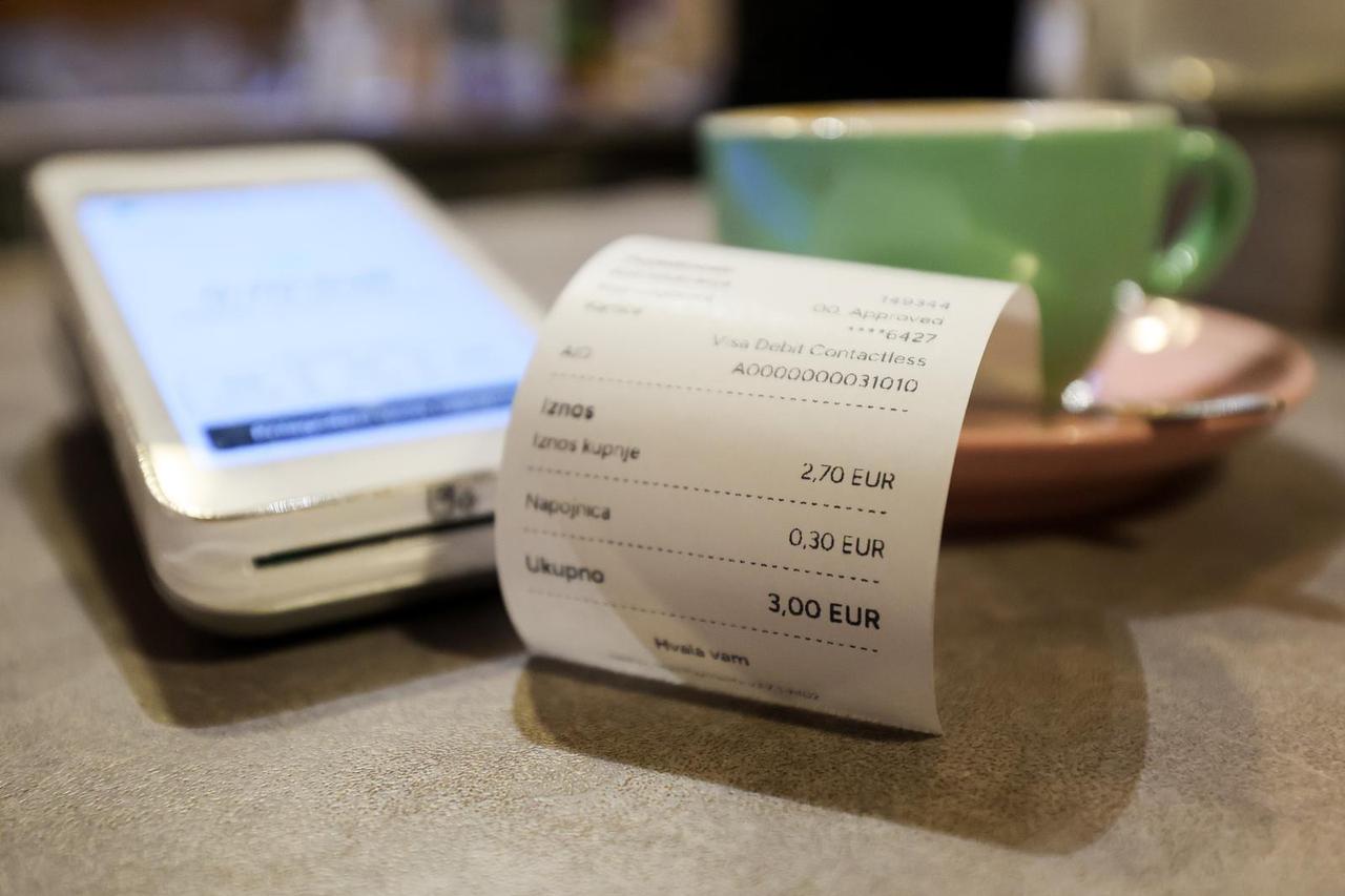 Zagreb: Tipping card payment at Quahwe cafe bar