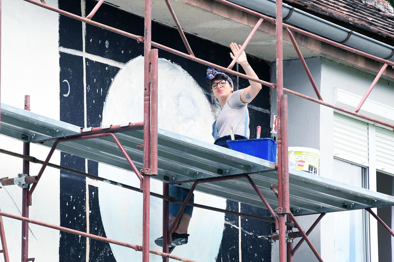 Sisak: Umjetnica Hana Tintor počela je raditi mural na pročelju zgrade