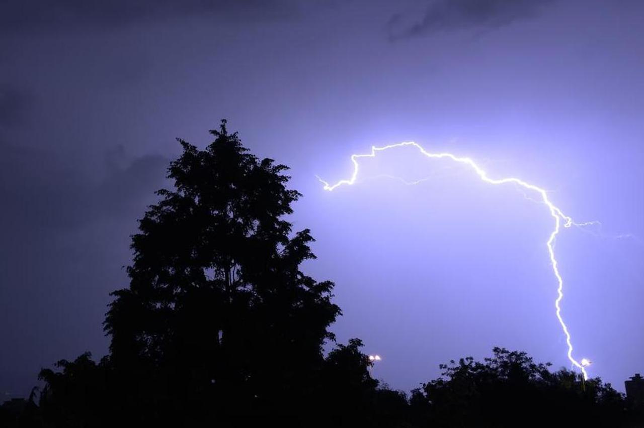 Zagreb: Nevrijeme s grmljavinom zahvatilo je grad, munje parale nebo