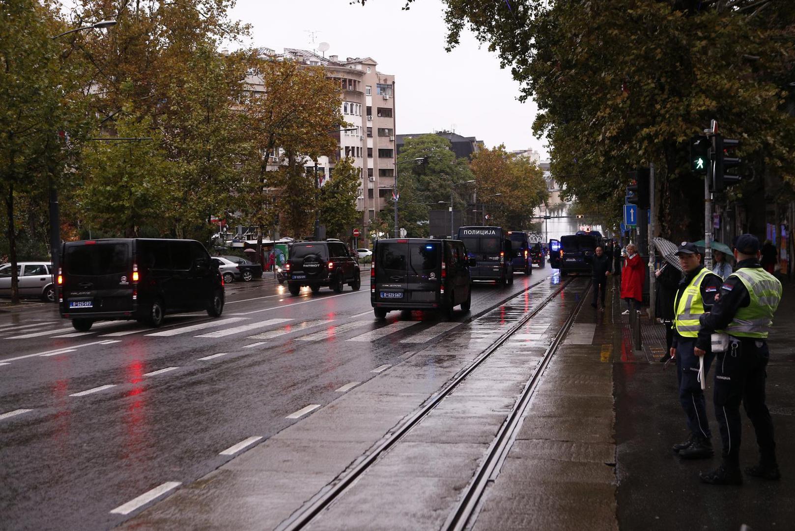 Napadnuto je više novinara, a grupe prosvjednika sukobile su se i s policijom na više mjesta.