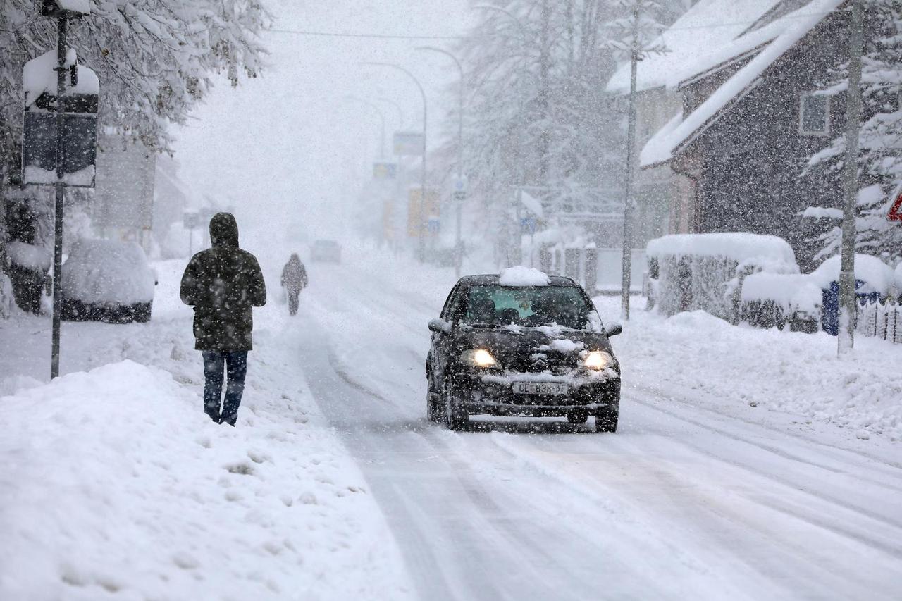 U Delnicama napadalo 40 centimetara snijega, otežan promet kroz mjesto 