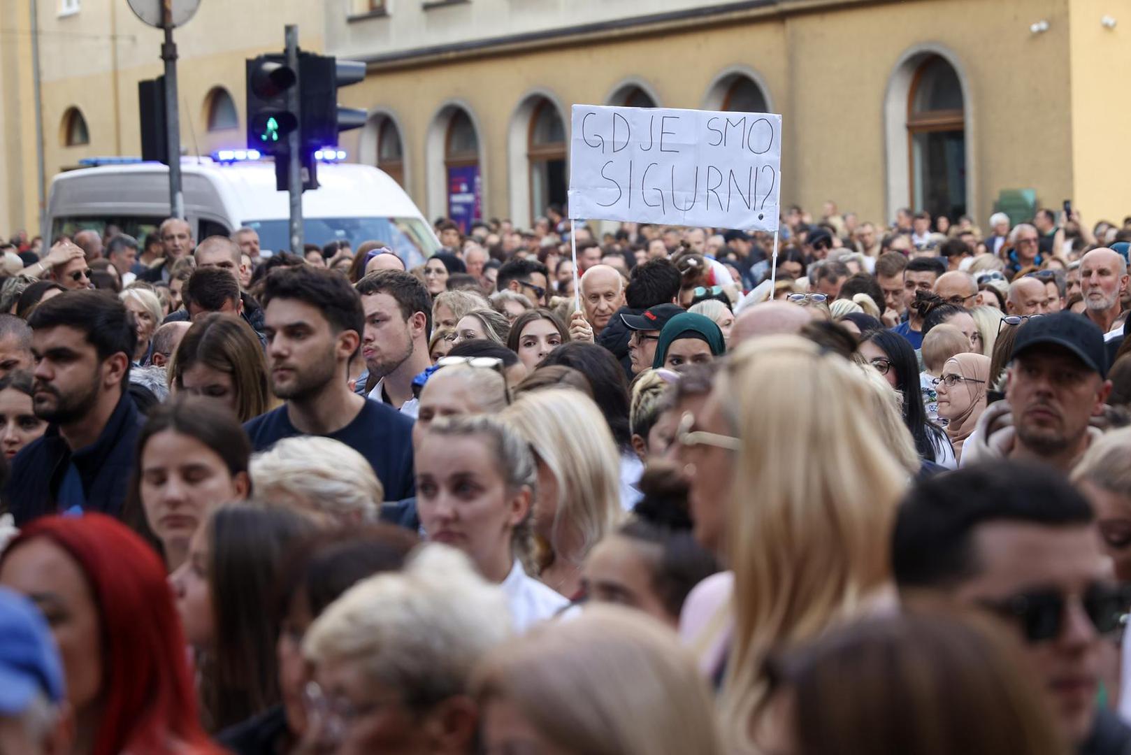 28.05.2023., Sarajevo, Bosna i Hercegovina - Nakon sto je u petak navecer u tragicnoj saobracajnoj nesreci ubijena mlada doktorica Azra Spahic, gradjani Sarajeva su odlucili odati joj pocast prosvjednim okupljanjem na mjestu nesrece. Photo: Armin Durgut/PIXSELL