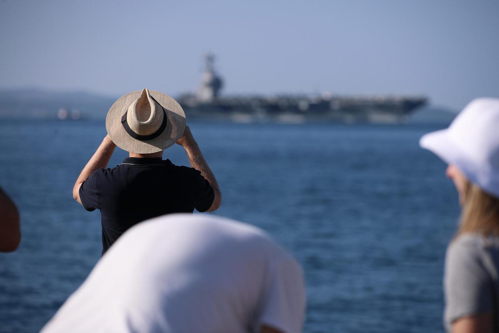 26.06.2023.,Split - Ponos americke mornarice, najmoderniji nosac zrakoplova na nuklearni pogon "USS Gerald R. Ford" uplovio je jutros u Split.Golemi brod, koji privlaci poglede Splicana i turista, najveci je ratni brod u povijesti. Dugacak je više od 330, a visok 76 metara, poput solidnog nebodera, s 25 paluba. Gradnja je stajala 12,8 milijardi dolara, a jos je 4,7 milijardi utroseno za istrazivanje i razvoj. Moze nositi 75 zrakoplova. Posadu, ukljucujuci zrakoplovno osoblje, cini 4500 ljudi. Photo: Zvonimir Barisin/PIXSELL