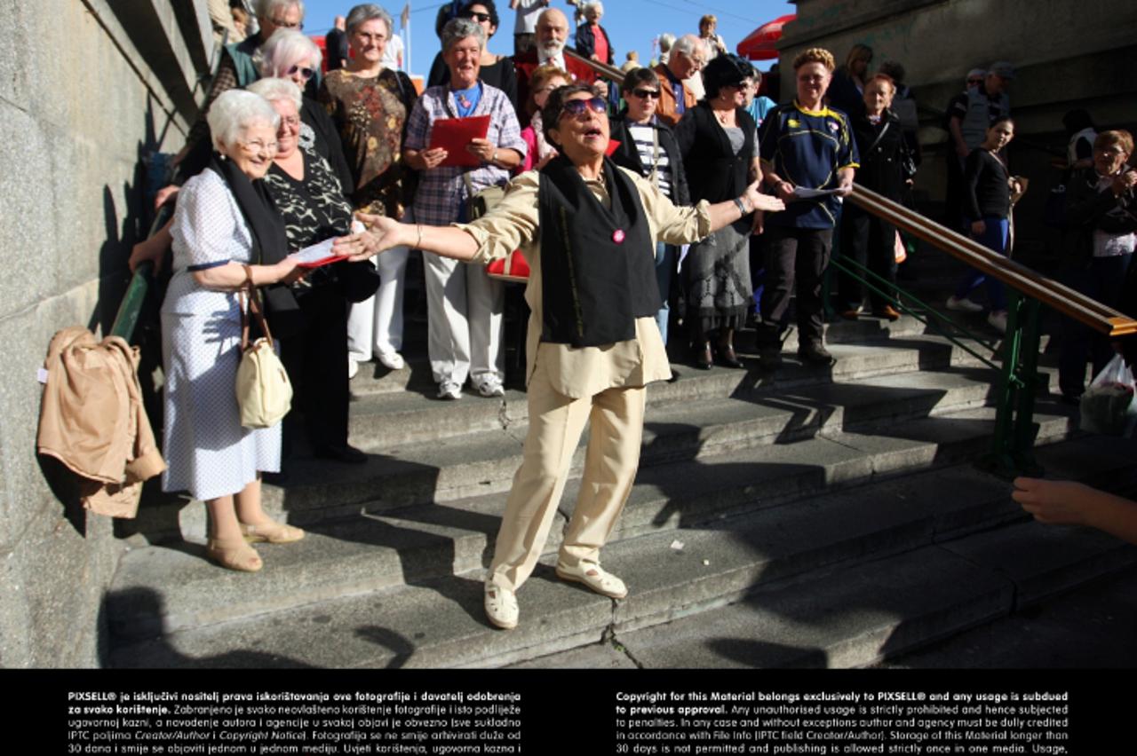 '26.10.2013., Zagreb - Zbor prituzbi, koji cine gradjani trece dobi, zapjevali su na stepenicama trznice Dolac. Photo: Borna Filic/PIXSELL'