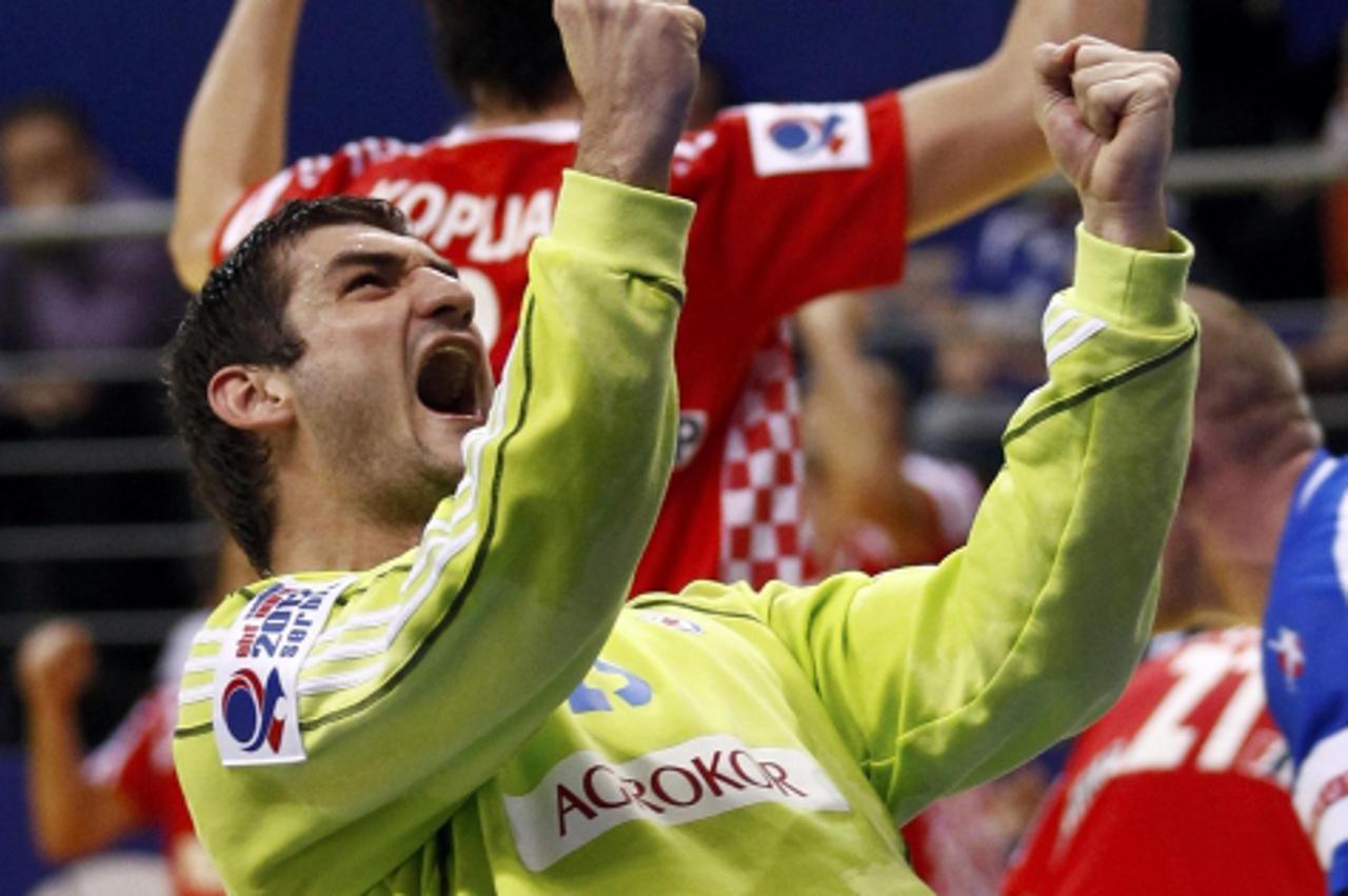 'Croatia\'s goalkeeper Mirko Alilovic reacts during his team\'s Men\'s European Handball Championship Group D match against Slovenia in Vrsac January 18, 2012.        REUTERS/Ivan Milutinovic (SERBIA 