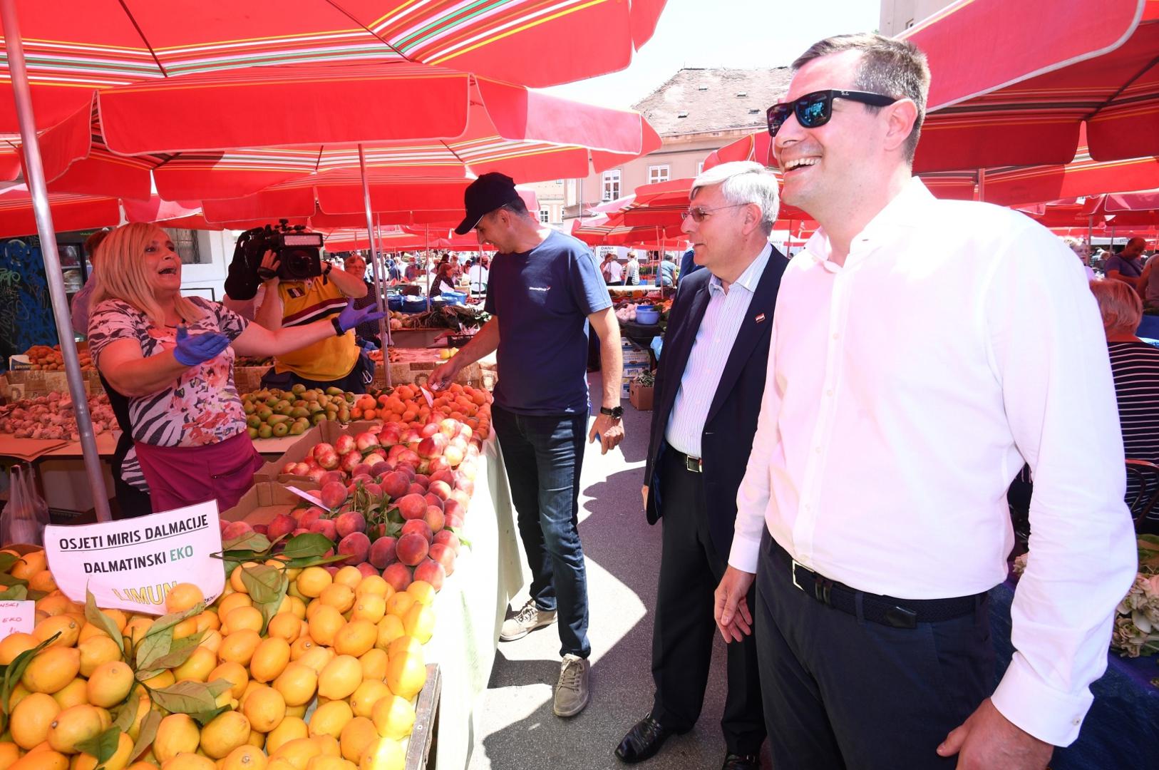 Čini se kako taj čin nije previše uzbudio Reinera i ostale jer su nastavili pričati s njom i osmjehivati se.