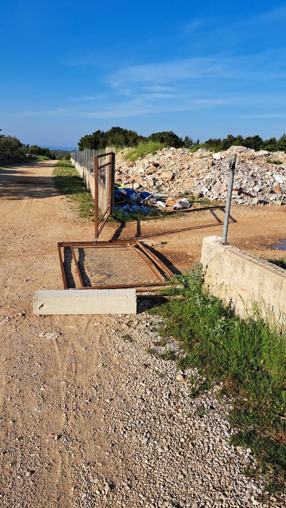 Razvaljena vrata kod kraške lokve Bojana u Primoštenu Burnjem