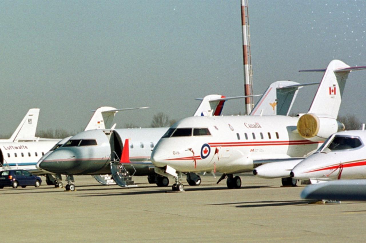 'UNUTRASNJA...ZGB.....18.02.2000. ZRACNA LUKA PLESO-AVIONI STRANIH  DRZAVNIKA KOJI SU DOSLI NA INAUGURACIJU STIPE MESICA SNIMIO  ZELJKO HLADIKA'