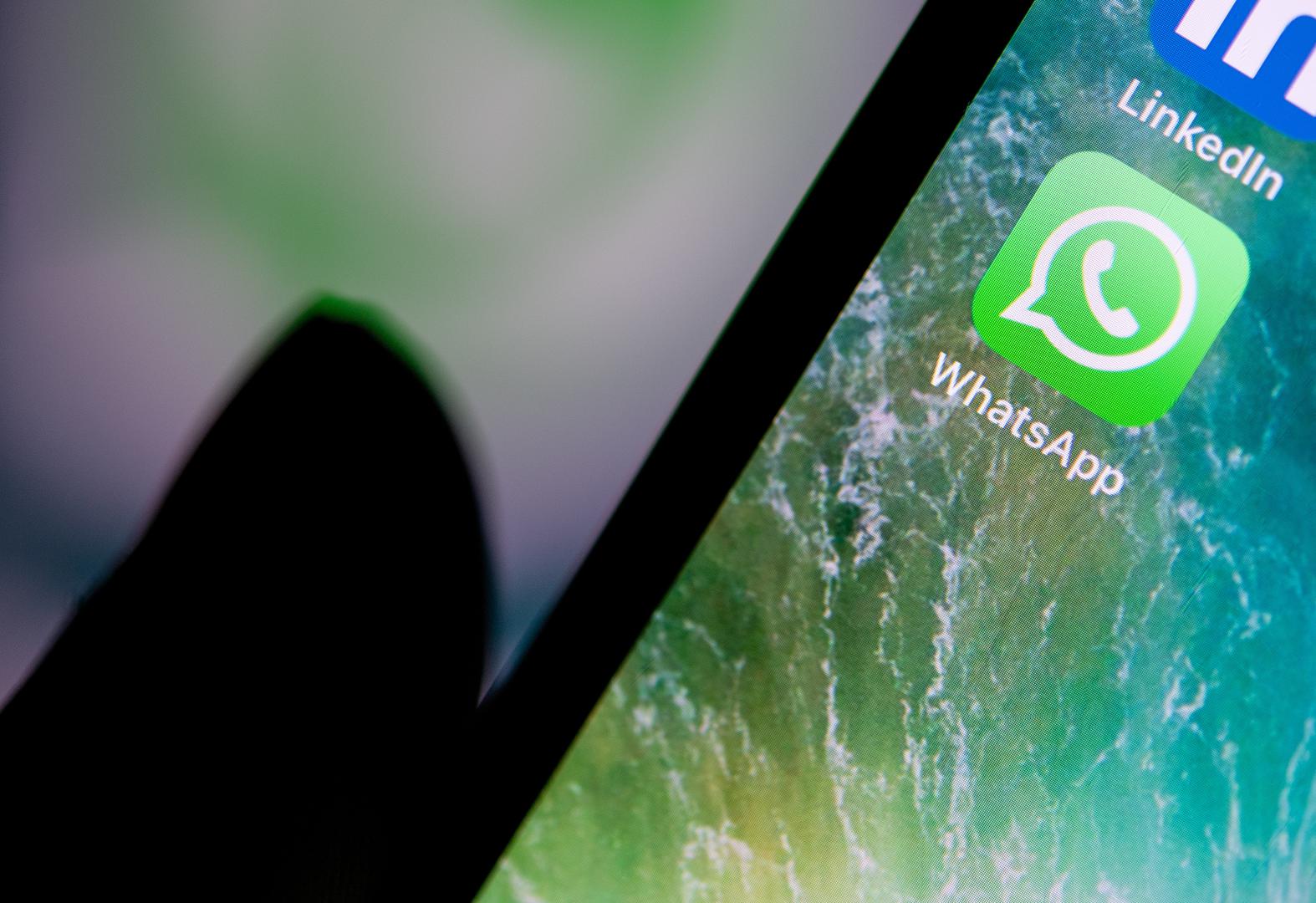 8.SLANJE PORUKA SAMI SEBI Ponekad trebate brzo zabilježiti neku ideju ili poslati si podsjetnik. WhatsApp vam omogućuje da pošaljete poruku sami sebi:

Otvorite novi razgovor
Na vrhu popisa kontakata vidjet ćete opciju "Poruka sebi"
Dodirnite je da otvorite razgovor sa sobom
Ovo je odličan način za stvaranje brzih bilješki, to-do lista ili spremanje linkova koje želite pogledati kasnije.