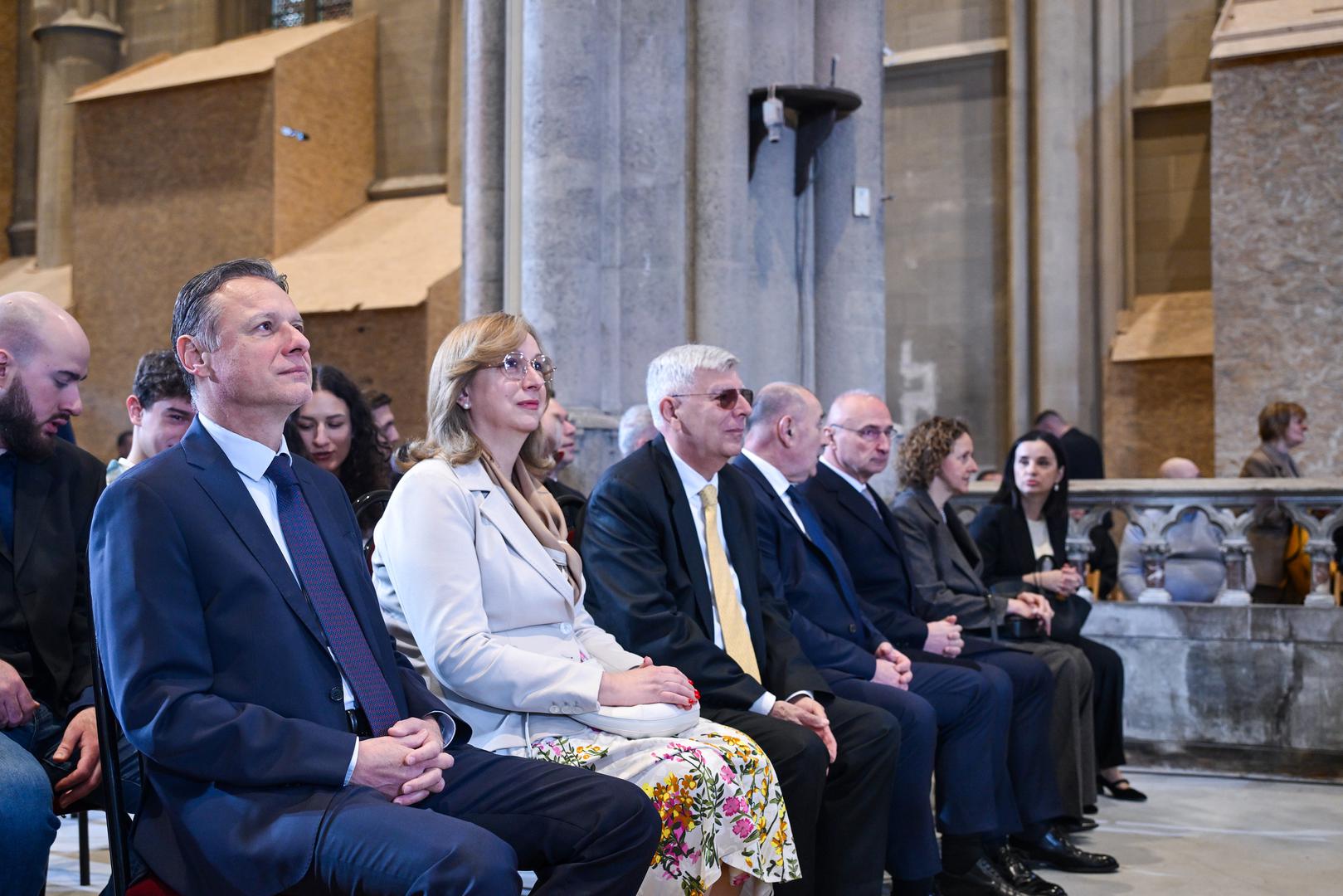 Među političarima su bili potpredsjednik Vlade Tomo Medved, predsjednik Sabora Gordan Jandroković i njegov potpredsjednik Željko Reiner. 