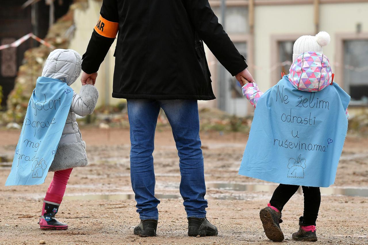 Petrinjci dočekali Plenkovića s transparentima, dali mu do znanja da nije dobrodošao