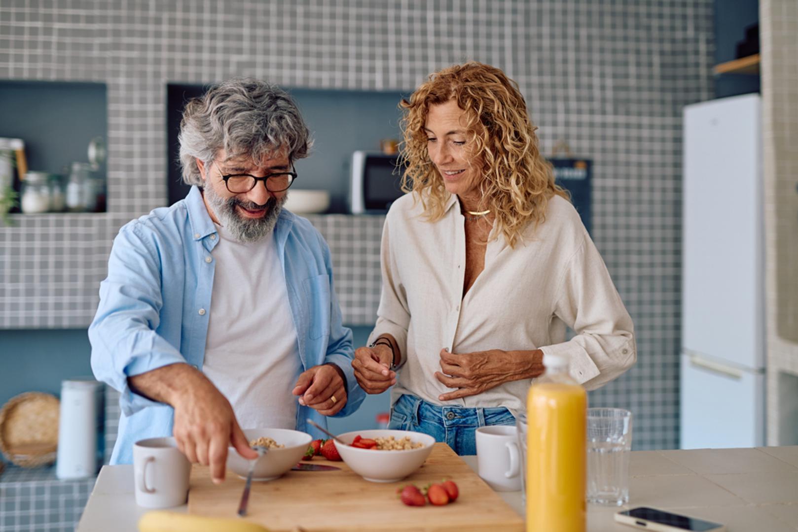 Pamćenje ne ovisi samo o godinama, snu i razini stresa, nego i o onome što svakodnevno stavljamo na tanjur. Mozak je organ koji troši puno energije pa mu za rad trebaju kvalitetne masnoće, vitamini, minerali i antioksidansi. Iako nijedna namirnica ne može riješiti zaboravljivost preko noći, pravilna prehrana može pomoći da ostanemo bistriji, koncentriraniji i mentalno svježiji. 