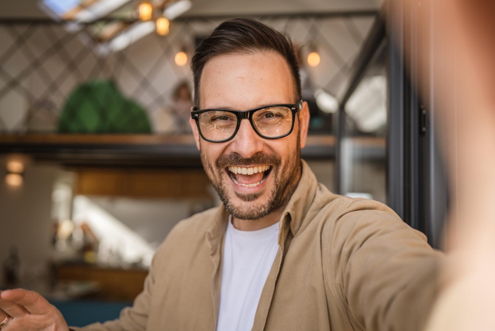 Samopouzdanje: Kada muškarac zna tko je, što želi i vjeruje u sebe, to se vidi iz aviona. Samopouzdanje znači da mu je ugodno u vlastitoj koži i da smatra da vrijedi upoznavanja, bez glumljenja i prenemaganja. Ženama je privlačan onaj muškarac koji zrači mirnom, pozitivnom energijom, a ne onaj koji se uzdiže tako da druge ponižava.