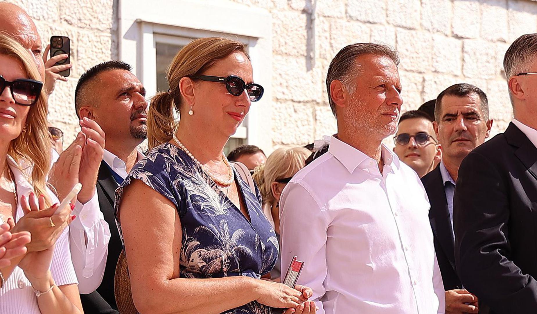 Predsjednik Hrvatskog sabora Gordan Jandroković i njegova supruga Sonja Jandroković bili su među uzvanicima na 311. Sinjskoj alci. Uoči početka natjecanja bračni par prošetao je središtem Sinja, gdje su privukli pozornost okupljenih.