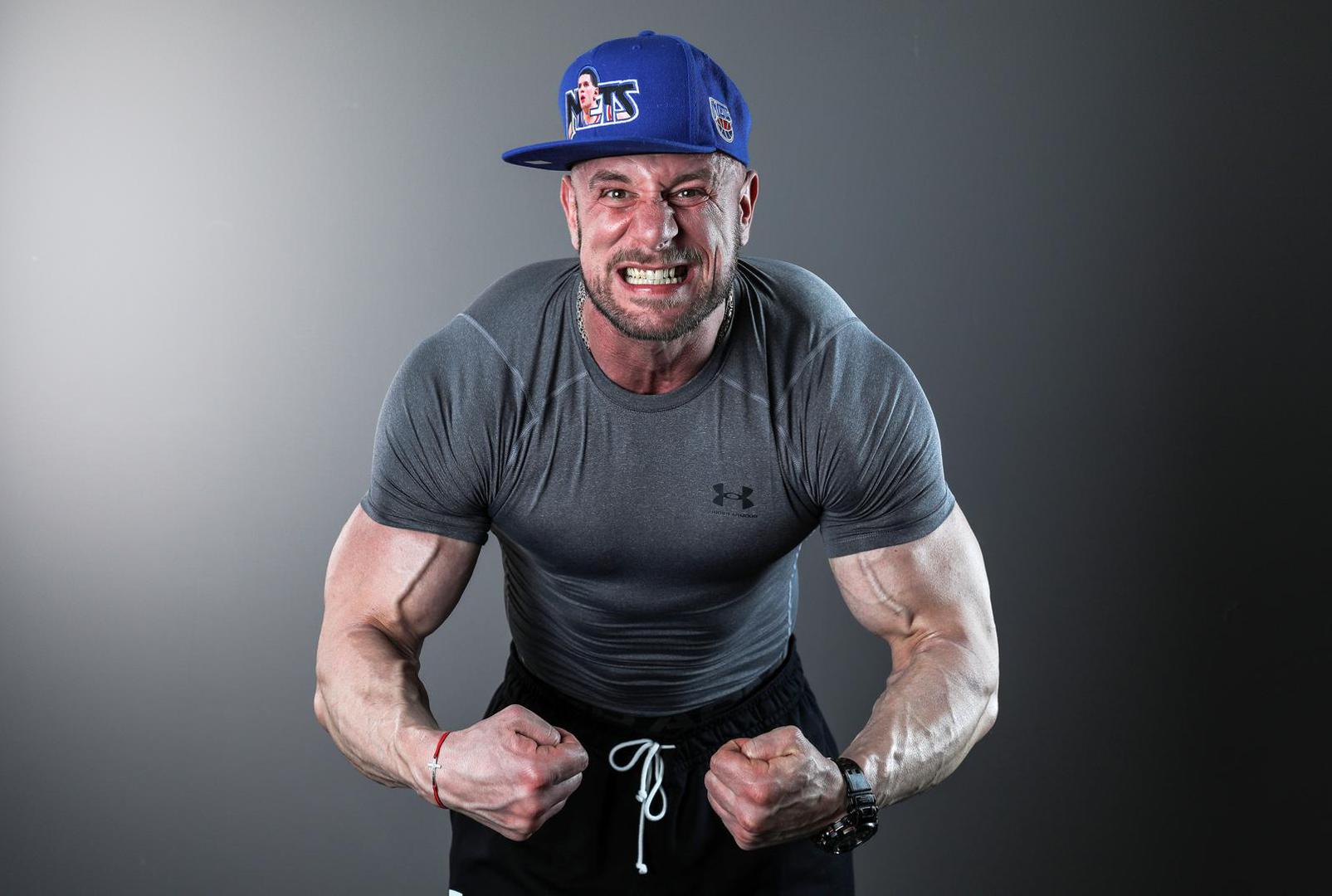 S vremenom se ipak odlučio ostaviti policijskog posla, ljubav prema bodybuildingu je prevagnula pa se odlučio preseliti u teretanu. 