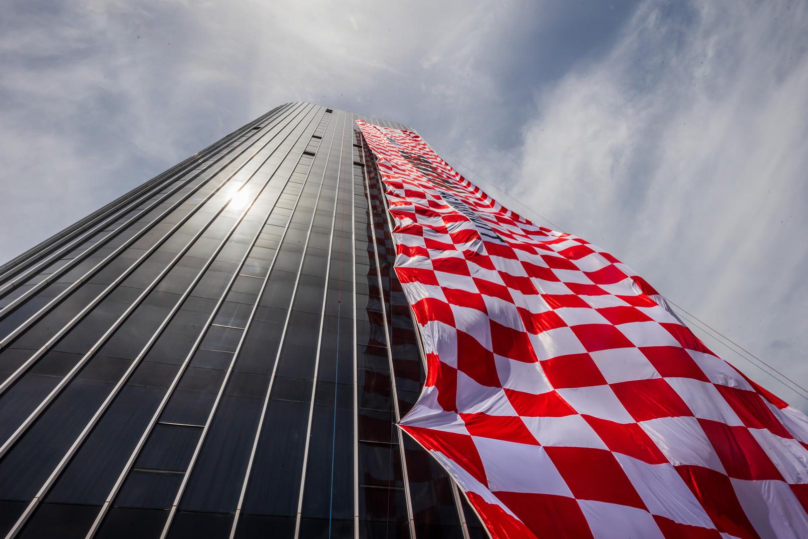 09.06.2024., Split - Postavljanje najvece zastave na najvecu zgradu u Hrvatskoj. Photo: Zvonimir Barisin/PIXSELL