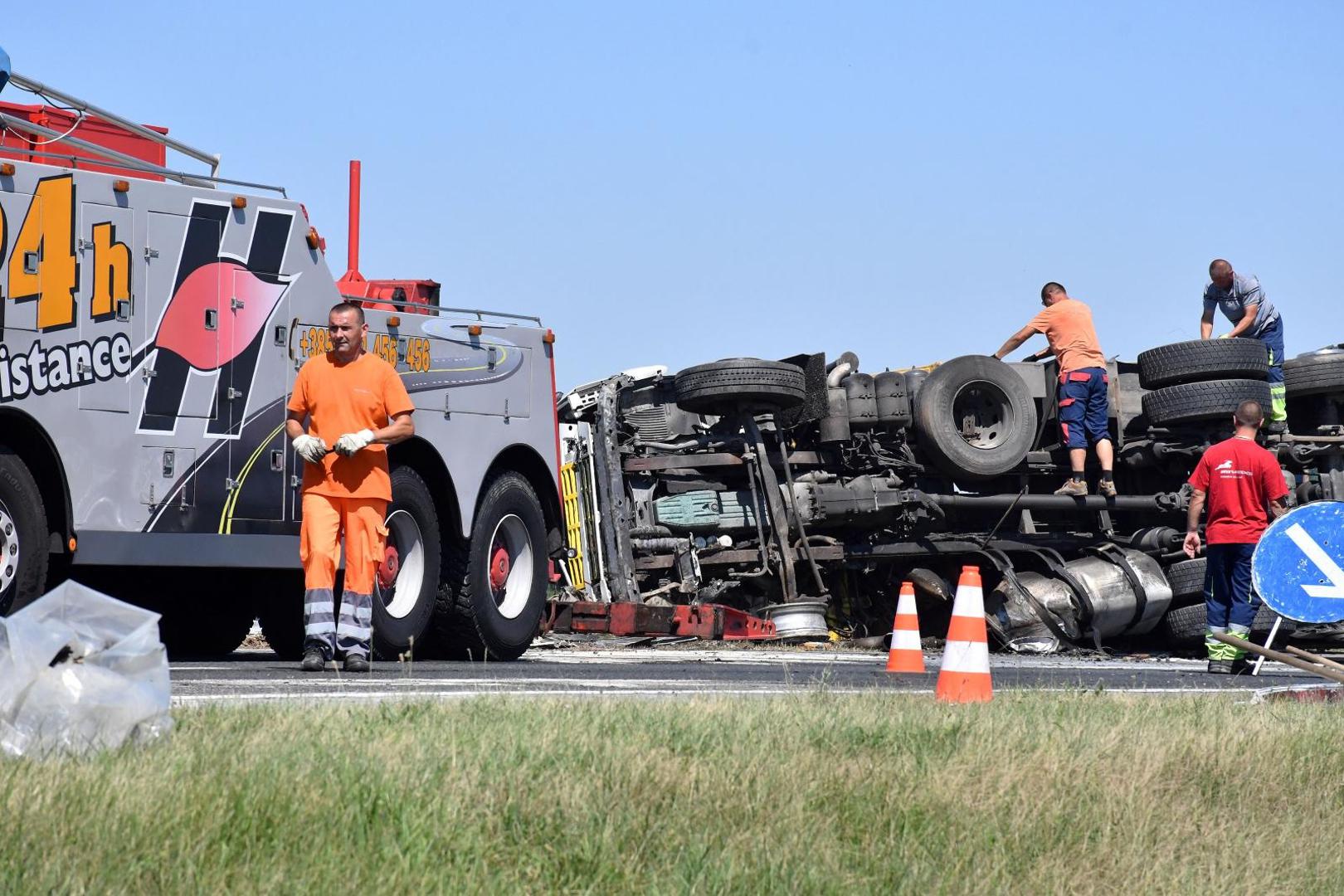 HAK je objavio upozorenje kako se na toj dionici vozi jednim trakom i uz ograničenje brzine 80 kn/h. 
