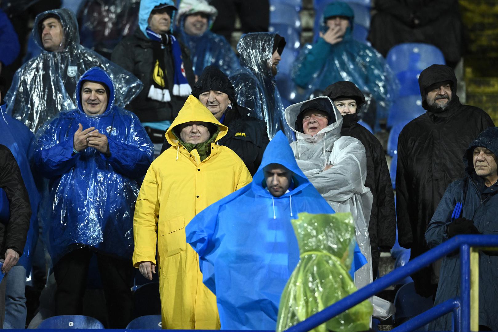 U Zagrebu pada kiša pa je tako stadion natopljen