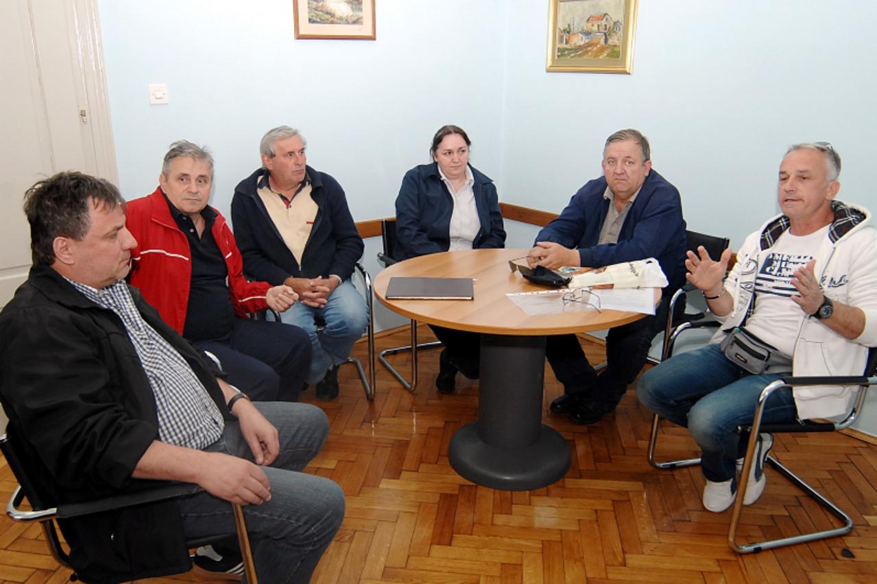 \'06.05.2011., Sisak - Nakon niza godina provedenih u Zeljezari i CMC-u skupina radnika dobila je otkaz,iako su ocjenjivani kao uzorni radnici. Photo:Nikola Cutuk/PIXSELL\'