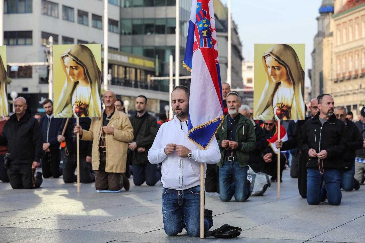 Zagreb: Muškarci  na Trgu bana Josipa Jelačića molili krunicu