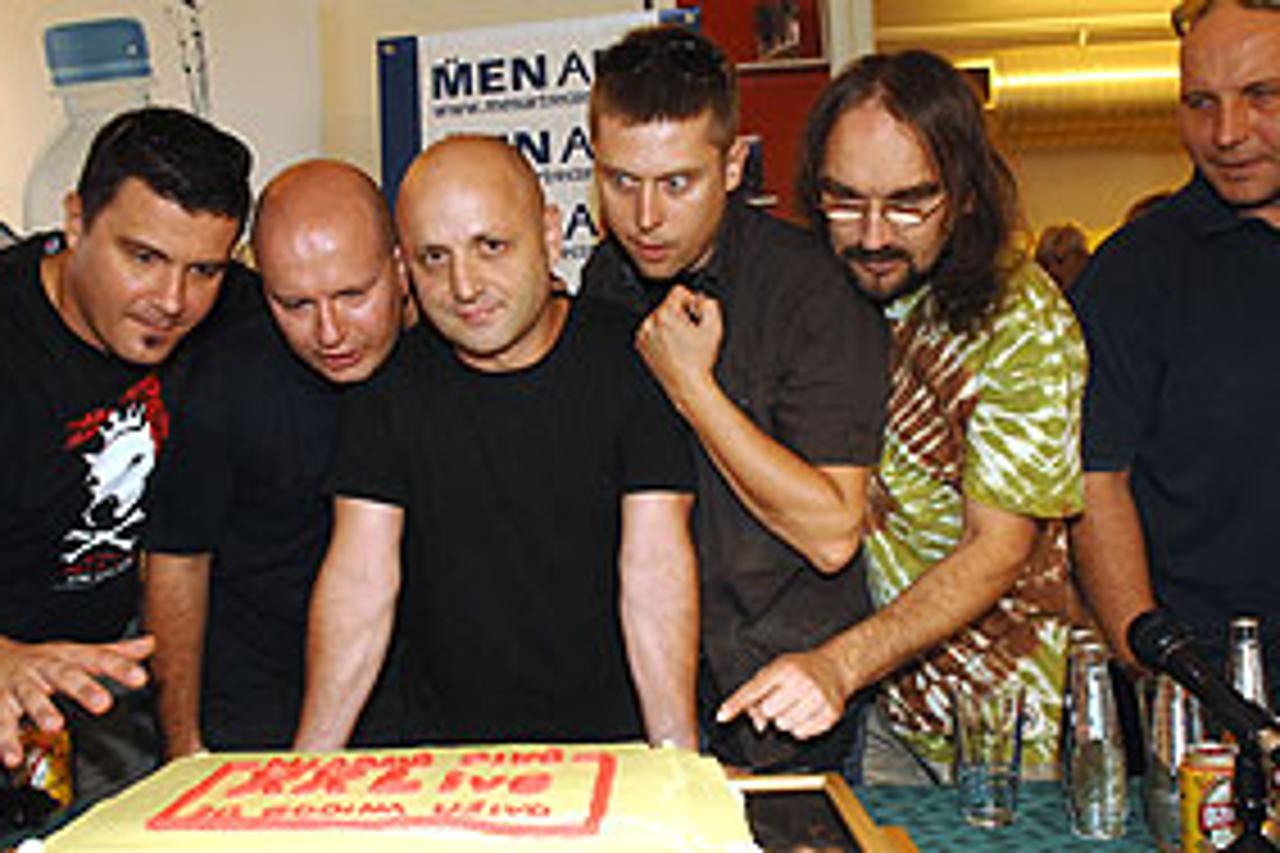 Hladno pivo sa slavljeničkom tortom za prvih 20 godina