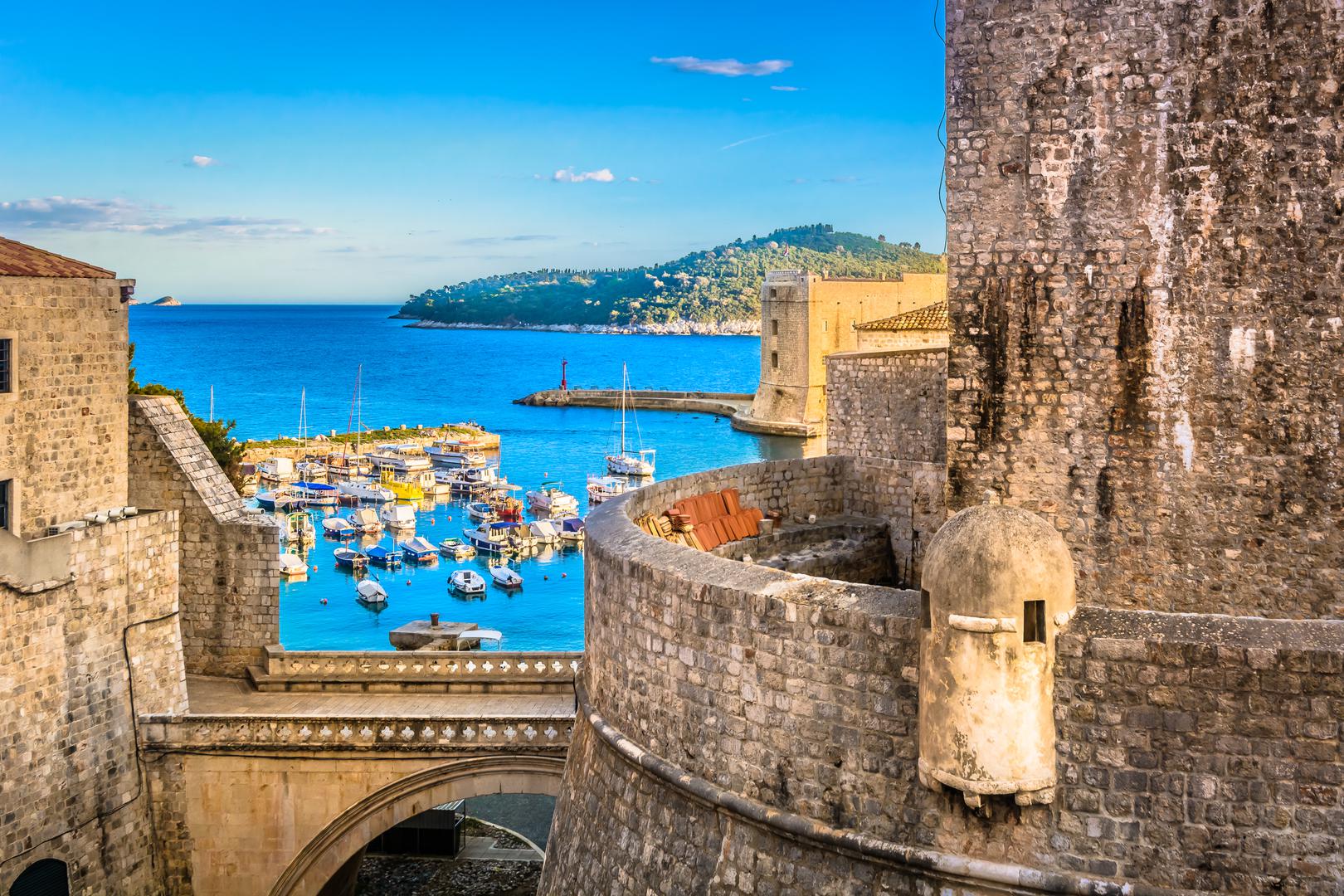 18. Popularna TV serija ‘Igra prijestolja’ snimila je nekoliko nastavaka u Hrvatskoj, uključujući Dubrovnik kao King's Landing i tvrđavu Klis kao Meereen.
