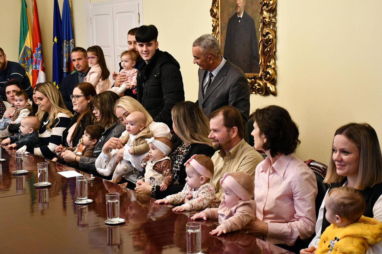 Požega: Svečani prijem i darivanje novorođenih beba