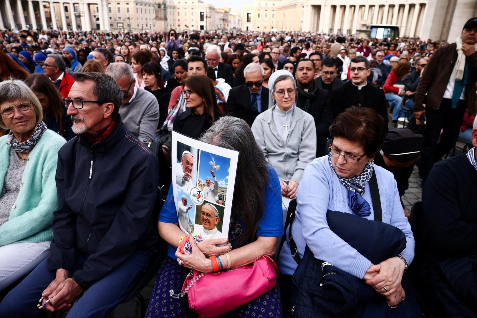 Faithful gather ahead of a rosary for Pope Francis, following the death of the pontiff, in St. Peter's square, at the Vatican, April 21, 2025. REUTERS/Yara Nardi Photo: YARA NARDI/REUTERS