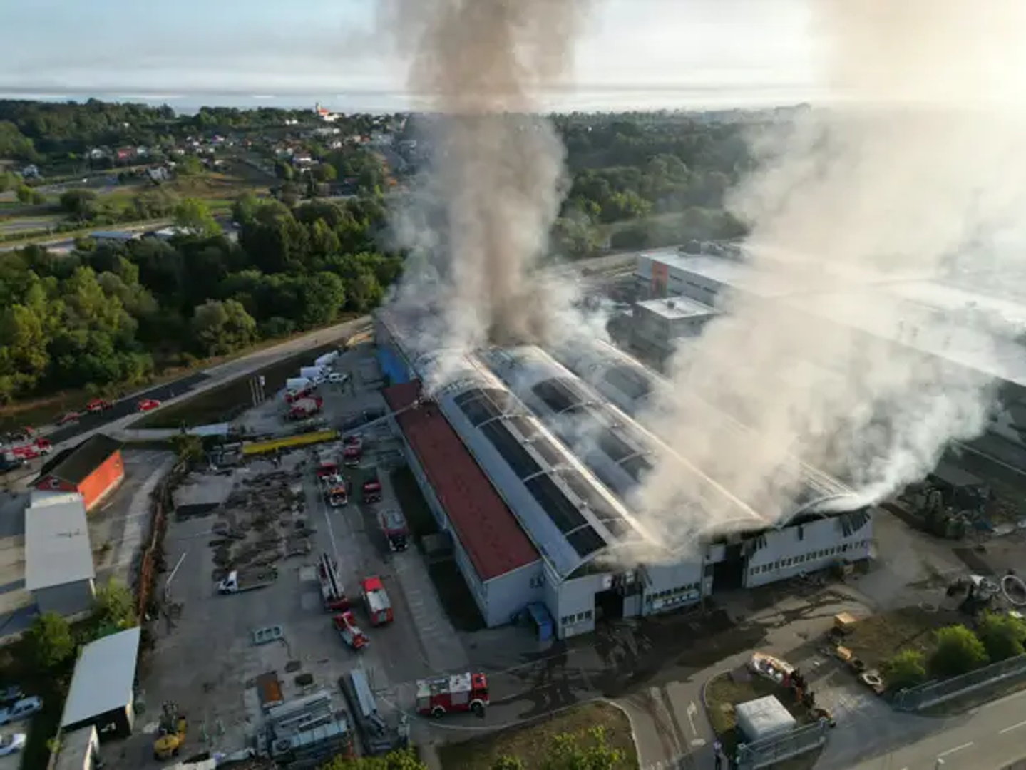 Zbog požara je građanima stiglo upozorenje putem SRUUK-a, Sustava za rano upozoravanje i upravljanje krizama. 