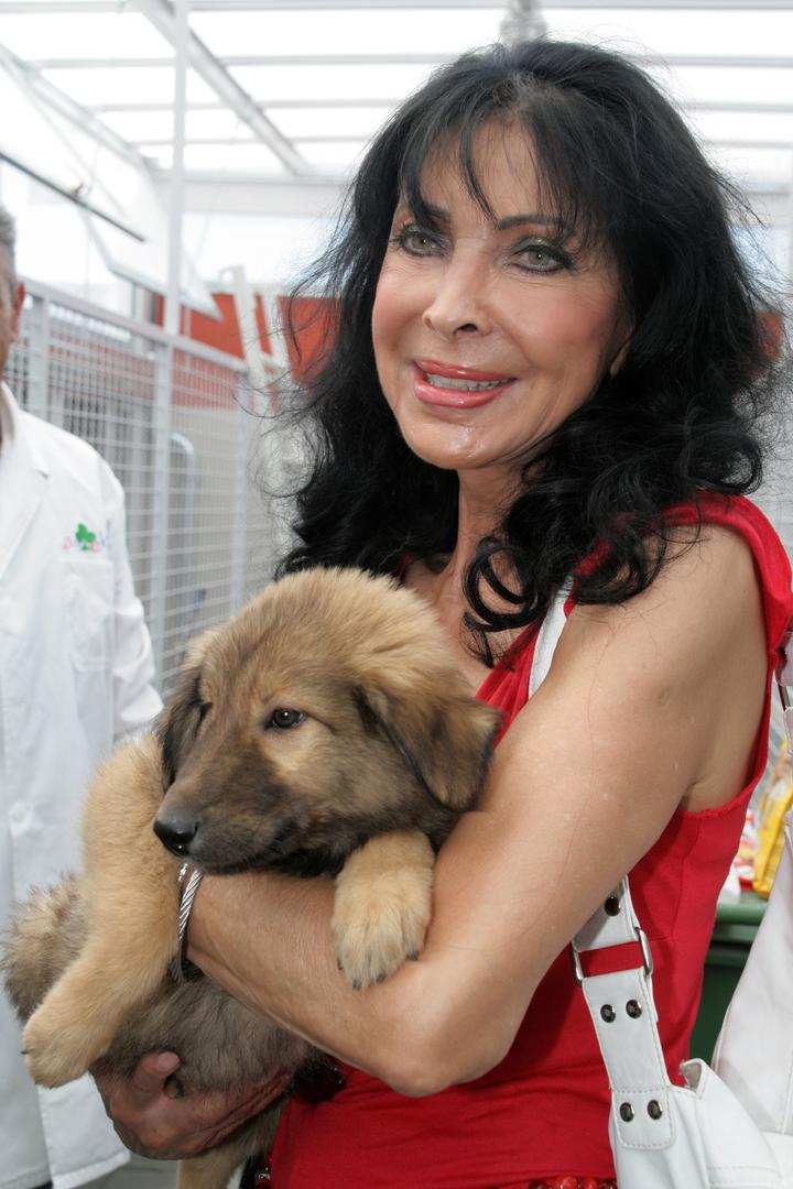 Ipak, njezino je ime ostalo upisano u povijest domaće kinematografije kroz brojne filmske hitove, među kojima se posebno ističe legendarni "Winnetou".