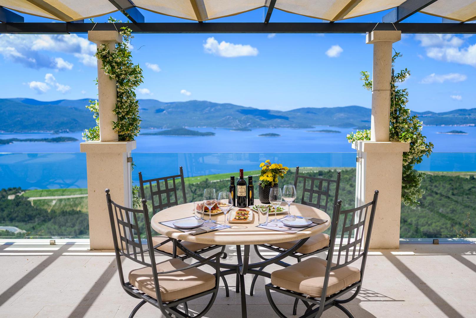 Međunarodna trajektna kompanija DFDS provela je opsežno istraživanje kako bi sastavila popis najljepših vinarija u Europi, a Vinarija Rizman iz Hrvatske zauzela je prvo mjesto. Studija je analizirala 20.000 Google recenzija, prvo odabravši 500 najbolje ocijenjenih vinarija, a zatim ocjenjujući sadržaj recenzija na temelju ljepote i zadovoljstva gostiju, piše Croatia Week. 