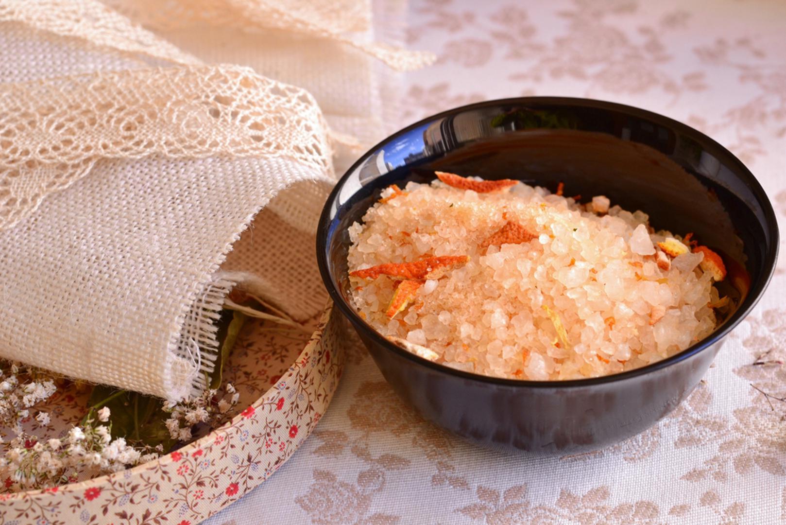 Sol ili šećer s aromama: Krupna morska sol pomiješana s ružmarinom, češnjakom, limunovom koricom ili dimljenom paprikom podiže najobičniji krumpir ili steak. Šećer s vanilijom, cimetom ili koricom naranče idealan je za kavu, kolače i čaj. Napravite dva mala pakiranja 'slano + slatko' i dobit ćete komplet koji svi vole.